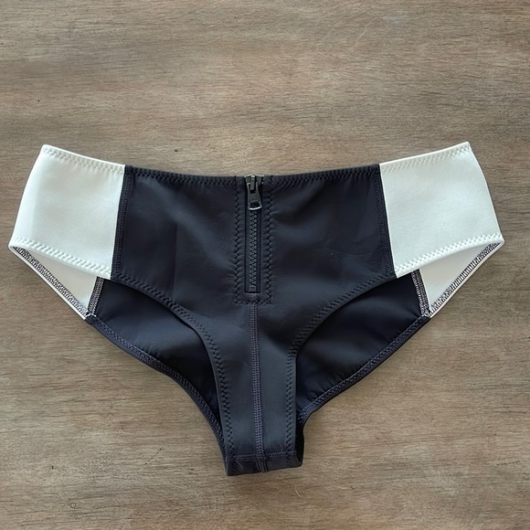 Gigi C Bianca Color Block Bikini Bottom Size Small in Black and White - Picture 4 of 10